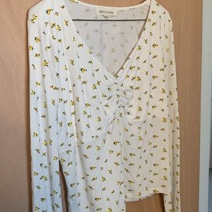 Long sleeve tee, v-neck, floral detail, double lined